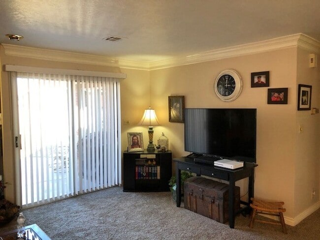 Building Photo - Awesome Shadowbrook Townhome in the Center of it all!