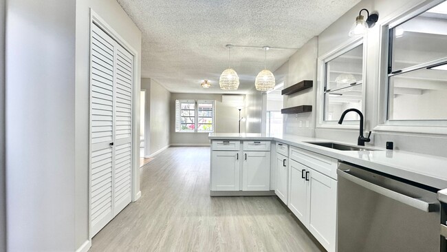 Building Photo - NEWLY RENOVATED 4 BED/2.5 BATH w/ Garage, ...