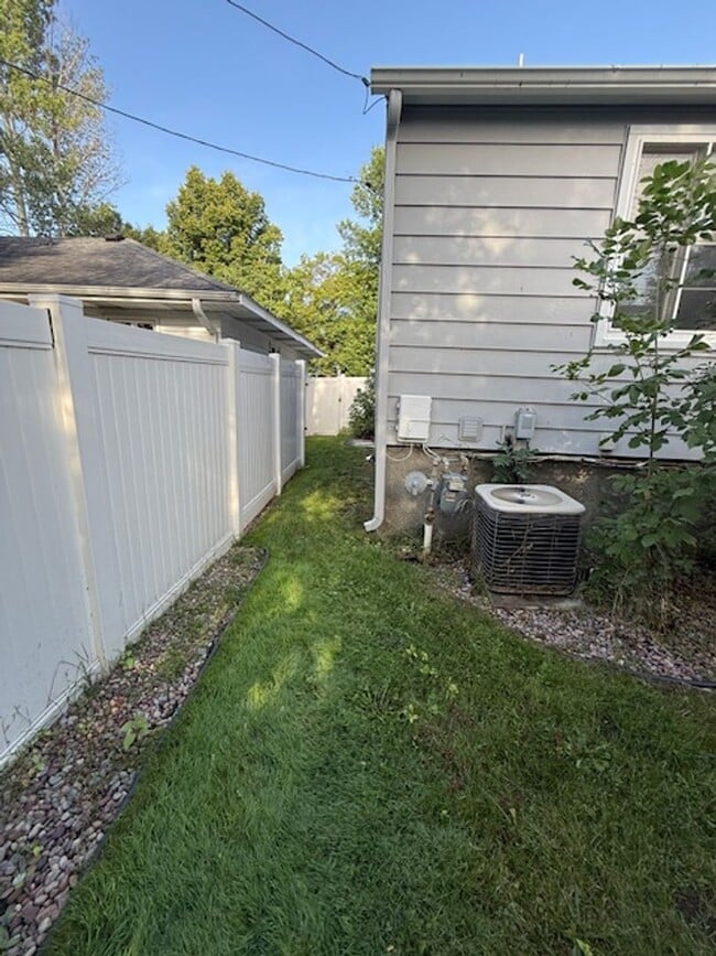 Building Photo - Elm Street Duplex