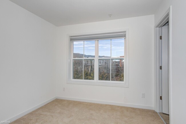 Building Photo - 4 br, 3.5 bath House - 866 Estes St