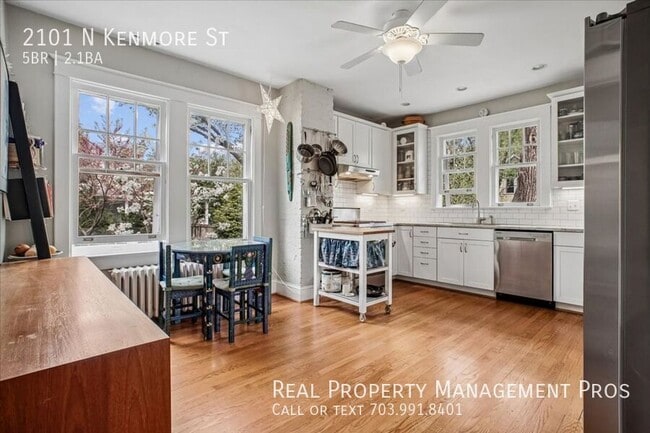 Building Photo - 2101 N Kenmore St