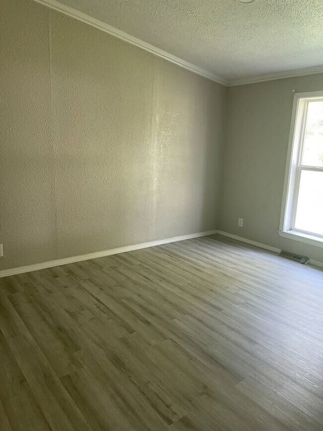 Building Photo - Remodeled Home - Exeter