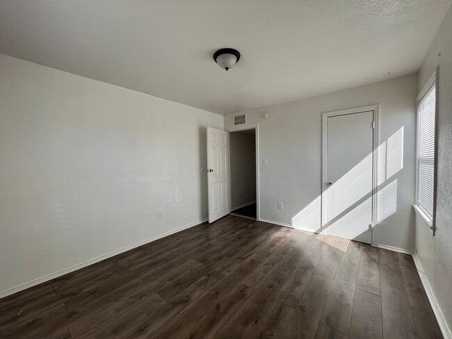 Building Photo - 3 Bedroom 1 bathroom House located near a ...