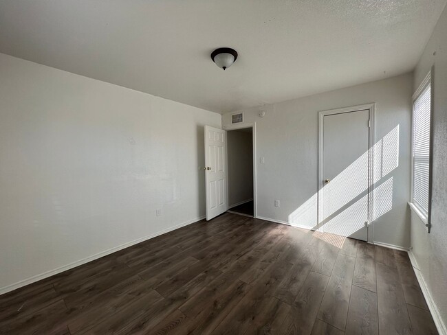 Building Photo - 3 Bedroom 1 bathroom House located near a Schools, Community Park and Public Swimming Pool.