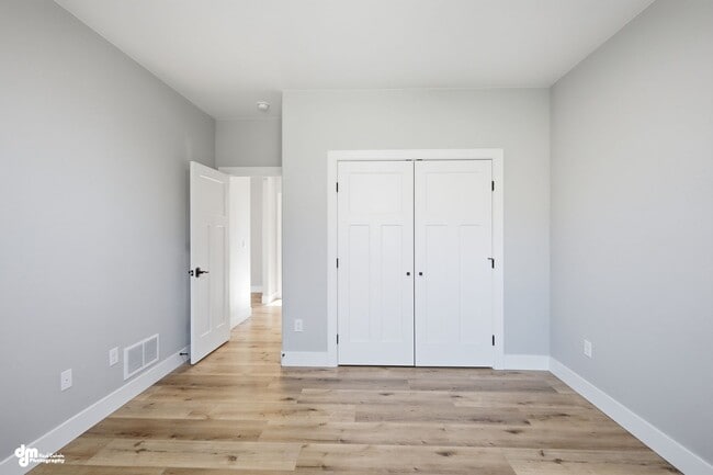 Building Photo - 4 Bedroom | 2.5 Bathroom | 2 Car Garage - Convenient Location!