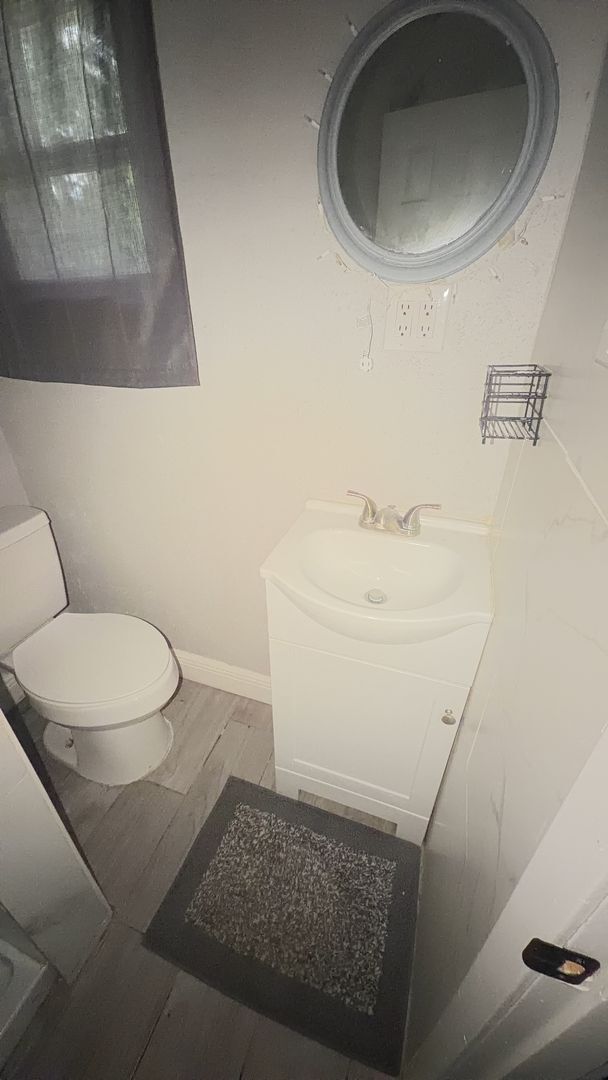 Building Photo - 3 Bedroom 2 Bath Available