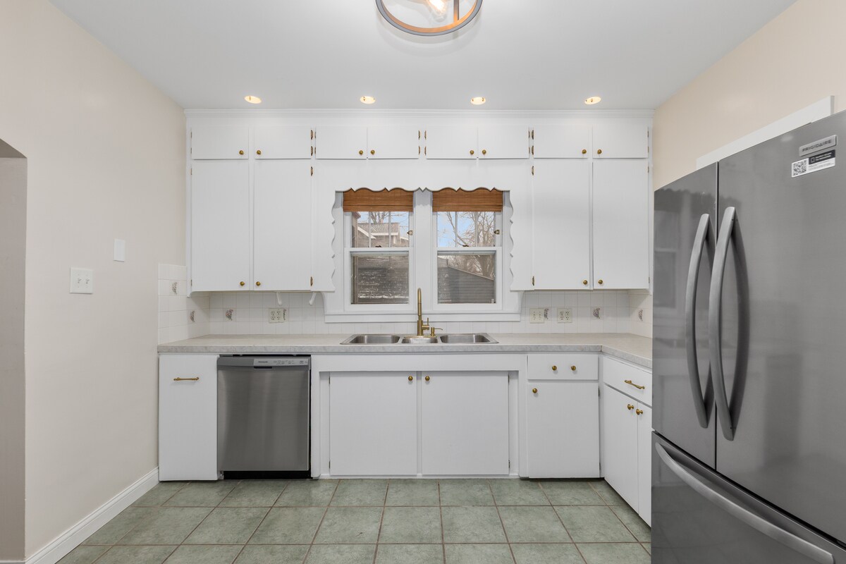 Building Photo - 1349 Portland Ave NE