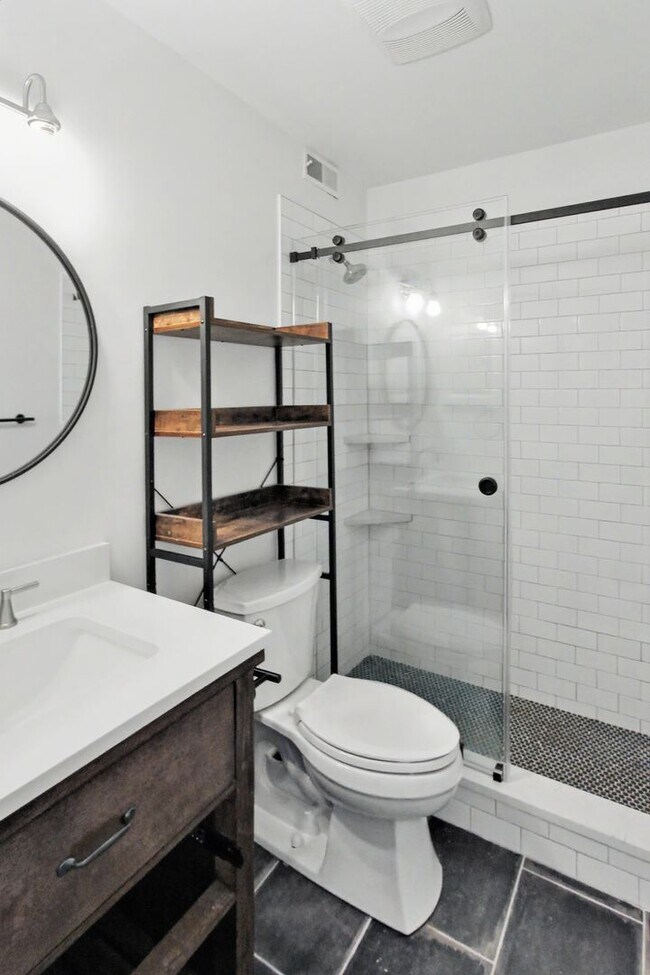 Building Photo - 2 Bedroom Condo In South Park!