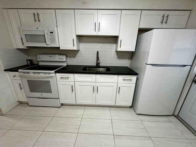 Building Photo - Bradenton Four Plex
