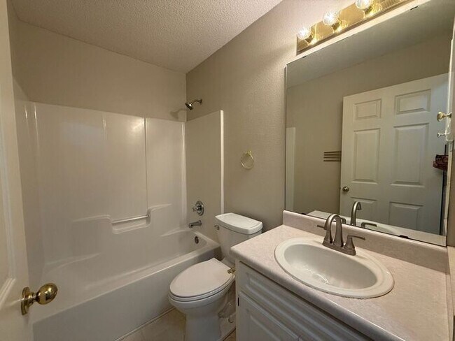 Building Photo - Gulf Breeze - Mandavilla - 3 bedroom, 2 bathroom