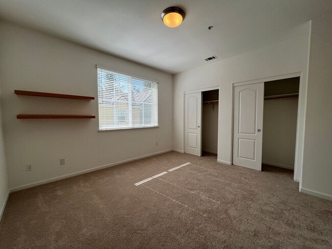 Building Photo - Beautiful Contemporary 3BR/3BA Tri Level Townhouse in the Berryessa Area