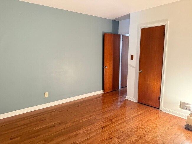 Building Photo - Beautiful 3 Bedroom 1 bathroom Cape Cod with Bonus Room!
