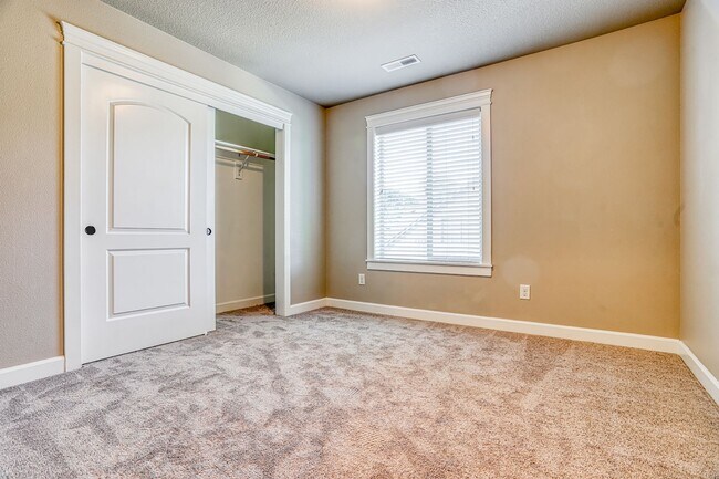 Building Photo - Centrally Located 4 Bedroom Townhome with Attached Garage & AC
