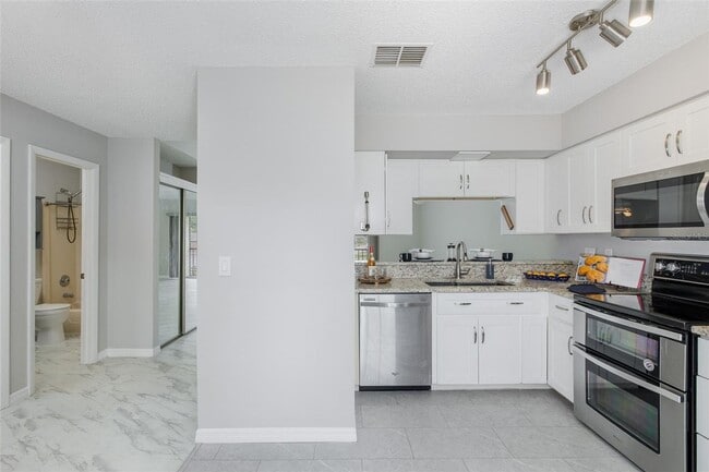 Building Photo - Beautifully Updated Condo