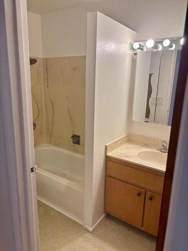 Building Photo - AVAILABLE NOW | 2 Bedroom, 1 Bathroom Townhome | Located at Waiau Garden Court Community | Includ...