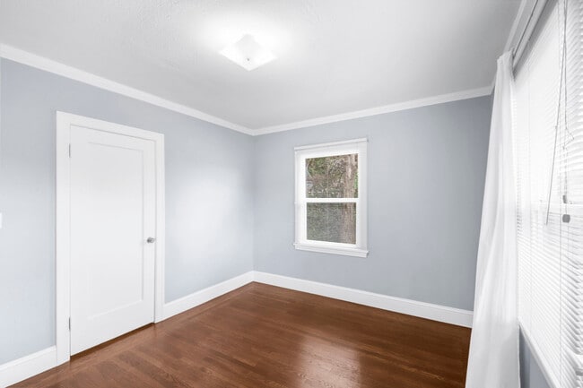Building Photo - 733 Grosvenor Pl