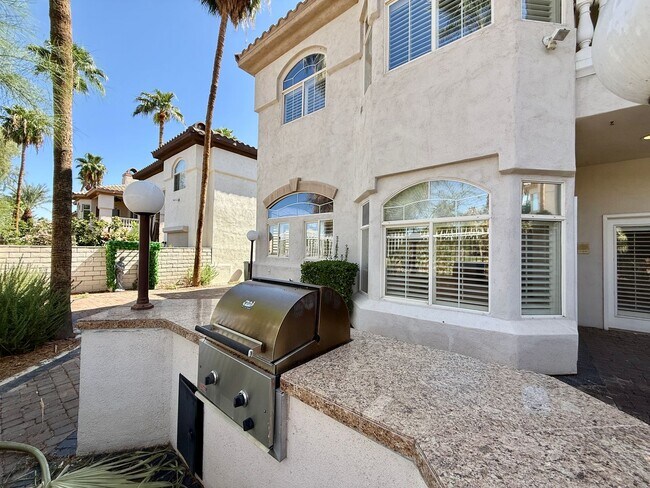 Building Photo - Grand 3 bedroom home with lake and golf co...