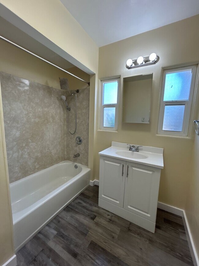 Building Photo - LARGE DOWNSTAIRS ONE BEDROOM ONE BATH! WIT...