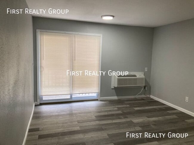 Building Photo - 305 N Broadway-#4