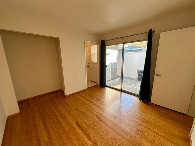 Building Photo - Convenient and Private Townhome