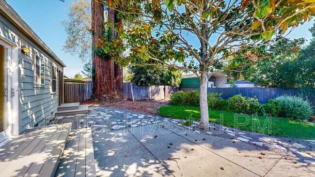 Building Photo - 2224 Midway Dr