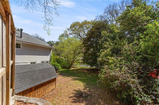 Building Photo - 2866 Highland Dr SE