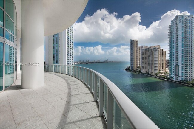 Building Photo - 300 S Biscayne Blvd