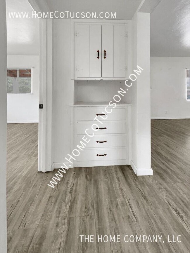 Building Photo - 833 W Jacinto St