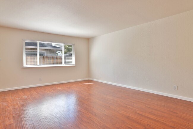 Building Photo - 1329 Essex Way