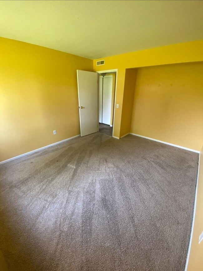 Building Photo - New Listing! 2 bedroom 1 bath apartment