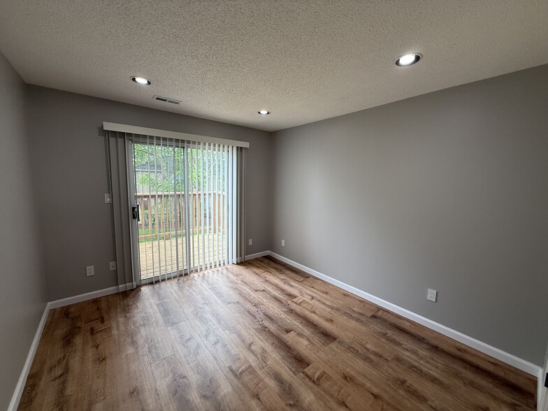 Building Photo - 1686 E Swan Cir