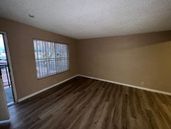 Building Photo - 1 Bedroom Condo close to the Strip and UNLV