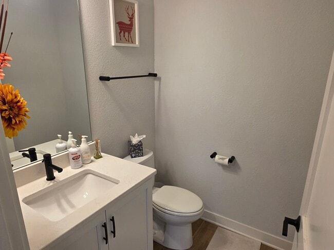 Building Photo - 5 bedroom Pewaukee home in Broken Hill