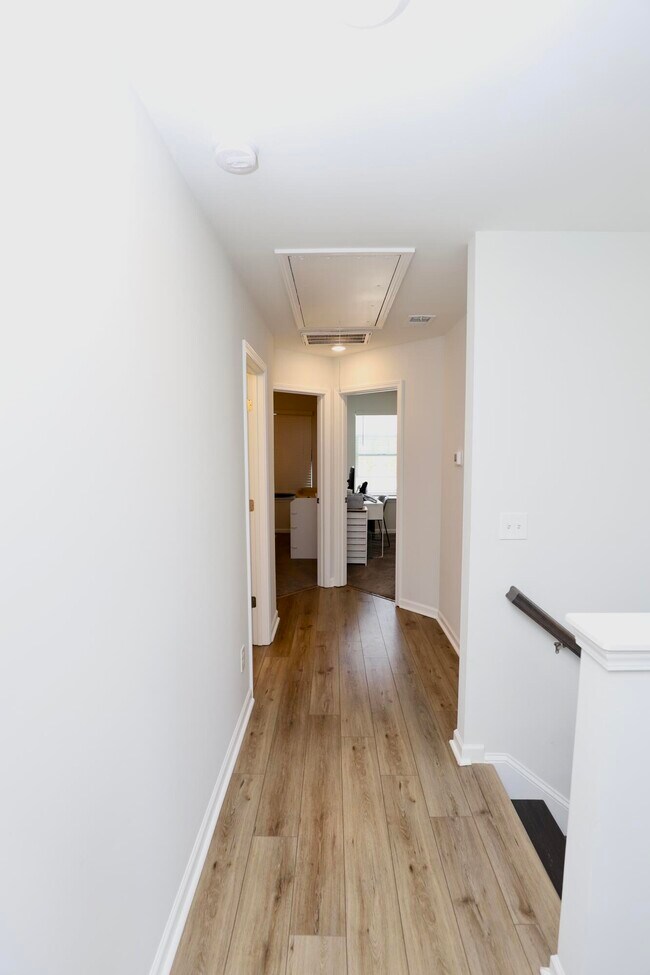 Building Photo - 1052 Ashcroft Cir