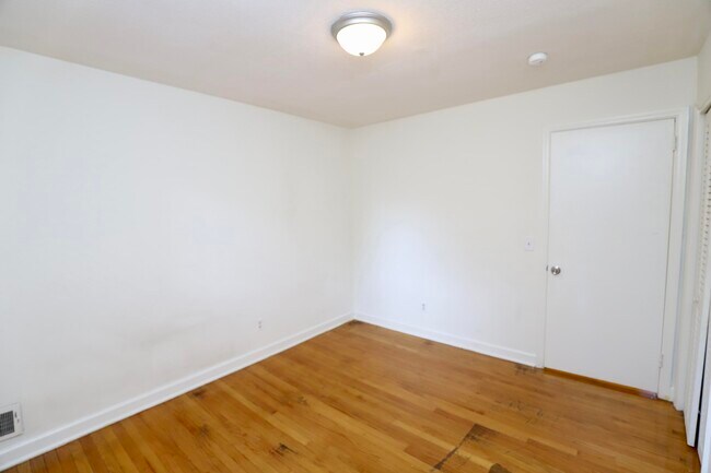 Building Photo - 1912 Dominion Dr