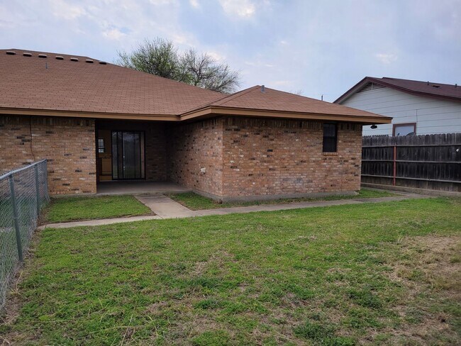 Building Photo - HUGE 2 BEDROOM DUPLEX IN HARKER HEIGHTS!