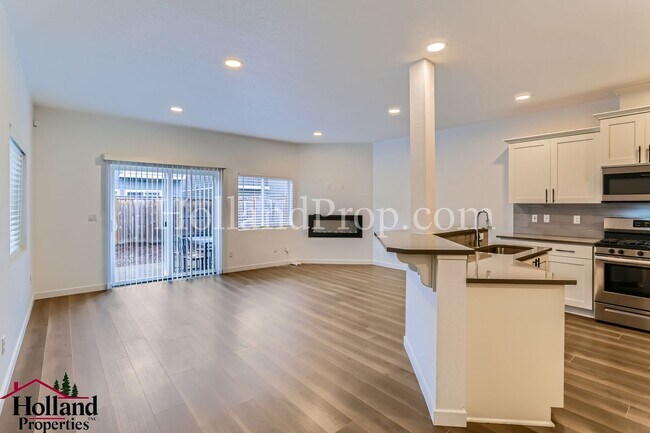 Building Photo - Gorgeous & Spacious Single-Home 3 beds 2.5 bath Available for you!