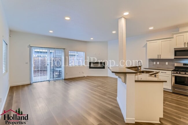 Building Photo - Gorgeous & Spacious Single-Home 3 beds 2.5 bath Available for you! NEW PRICE!