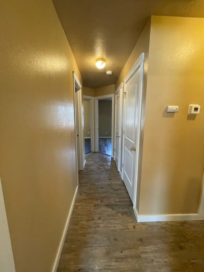 Building Photo - 3 Bed 2 Bath Duplex In Nampa: Available Now