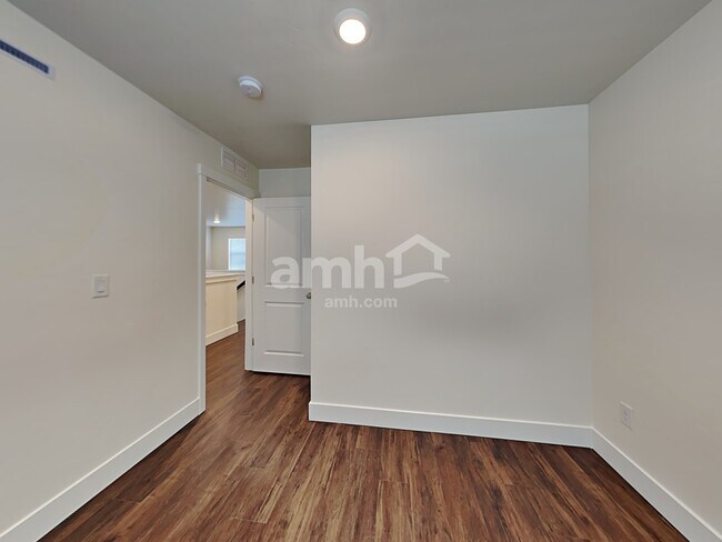 Building Photo - 1113 Moorside Ave