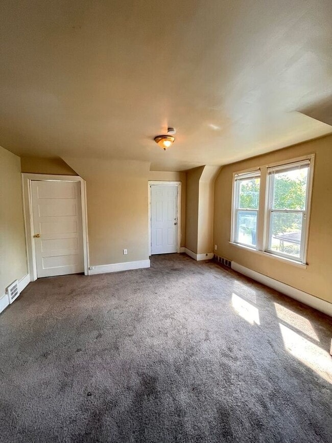 Building Photo - Cozy 2-Bedroom Apartment in Prime Location...