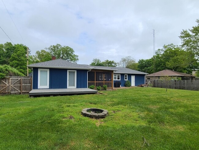 Building Photo - Partially Furnished 3-Bedroom Home with Fe...