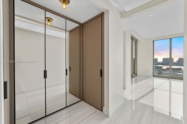Building Photo - 17901 Collins Ave