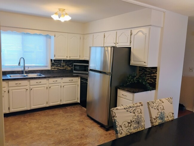 Building Photo - 553 W Park Ave