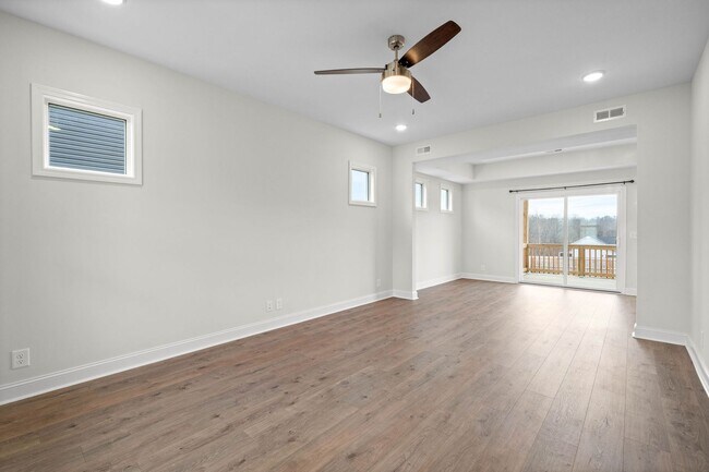 Building Photo - Pet Friendly Three Bedroom!