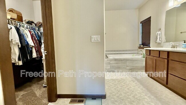 Building Photo - 1519 Delano Rd