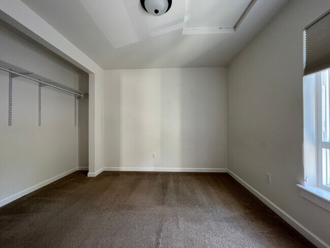 Building Photo - Large UW Townhome available 9/1 for 2025-2...