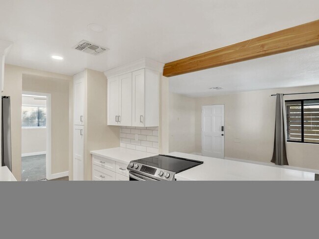 Building Photo - 544 W 17th Pl