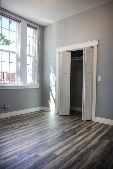 Building Photo - 218 E 7th St