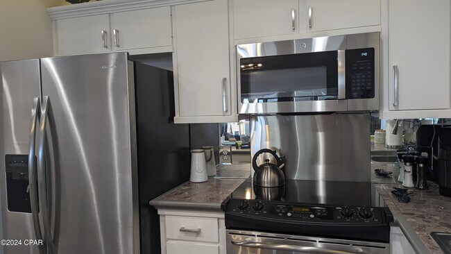 Building Photo - 4726 Bay Point Rd